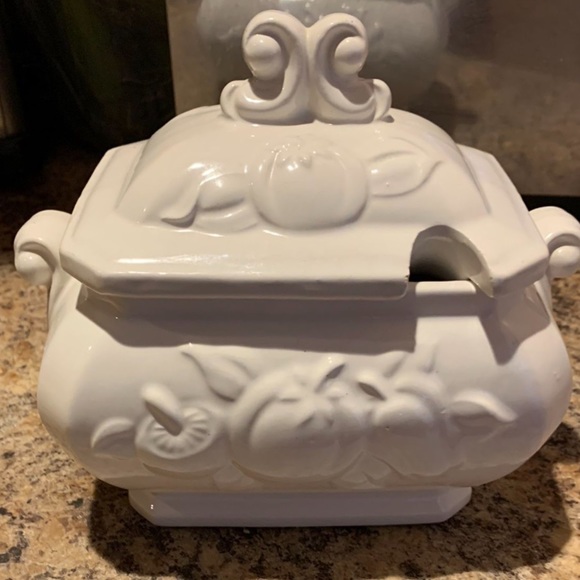 Beautiful Kitchenware - Picture 2 of 3